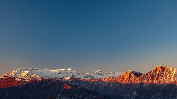 Auringonlasku Vuorilla Slovenian Italian Välillä Jäädyttävänä Talvipäivänä — kuvapankkivalokuva
