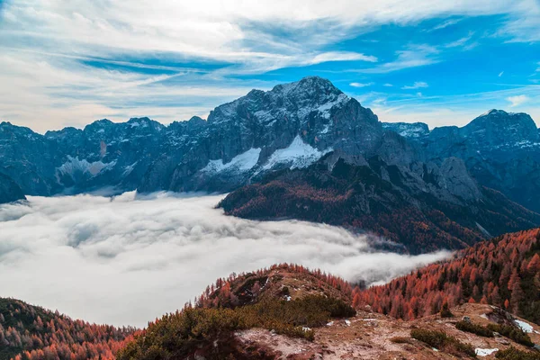 Nuvens Vale Sob Pico Dos Alpes Julianos — Fotografia de Stock