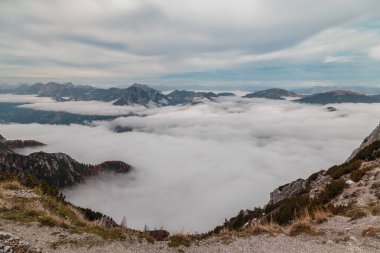 Julian Alpleri 'nin zirvesinin altındaki vadide bulutlar