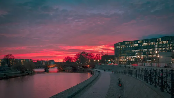 冬天的夜晚 柏林上空的天空五彩斑斓 — 图库照片