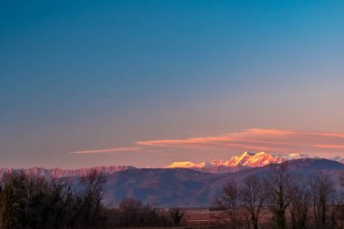 Güneş Friuli Venezia-Giulia üzüm bağlarından batıyor.