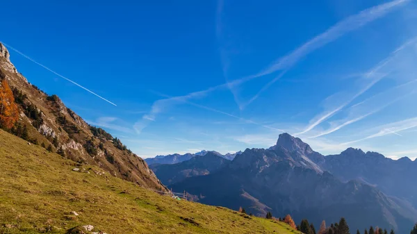 Zonnige Dag Carnic Alps Tijdens Een Kleurrijke Herfst — Stockfoto