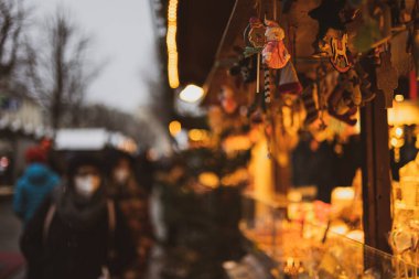 İtalya 'nın kuzeyinde bir Aralık akşamı Noel pazarları