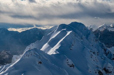 Zoncolan Dağı 'nda, büyük bir kar yağışı sonrası Carnic Alpleri. Udine ili, Friuli-Venezia Giulia bölgesi, İtalya