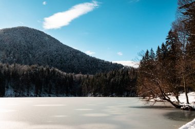 İtalyan Alplerinde Mangart Dağı 'nın önünde gün batımı