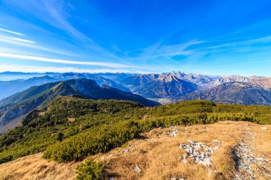 Renkli bir sonbahar döneminde, kırsal alplerde güneşli bir gün.