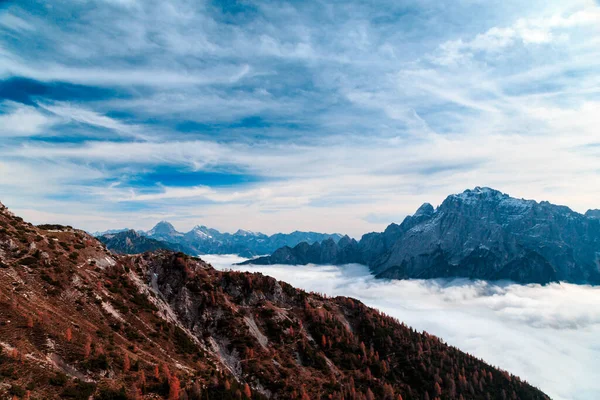 Nuvens Vale Sob Pico Dos Alpes Julianos — Fotografia de Stock