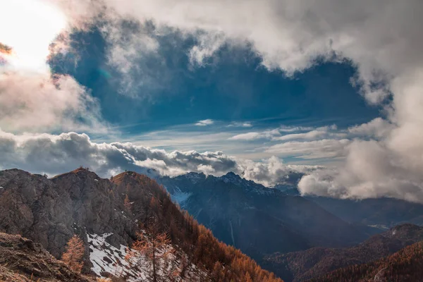 10月にフォルニ ソプラの山でトレッキング フリウリ ヴェネツィア ジュリア — ストック写真