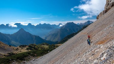İtalya 'nın Friuli Venezia-Giulia Alplerinde güneşli bir sonbahar günü