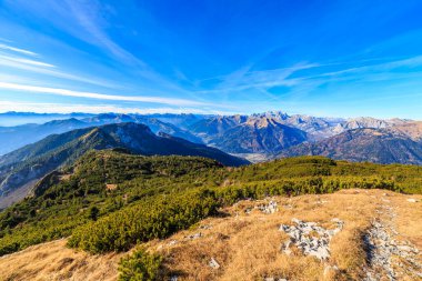 Renkli bir sonbahar döneminde, kırsal alplerde güneşli bir gün.