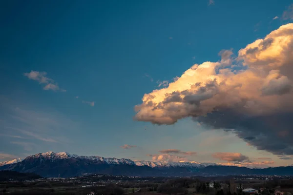 Słońce Wschodzi Chmurami Nad Okolicą Udine Friuli Wenecja Julijska Włochy — Zdjęcie stockowe