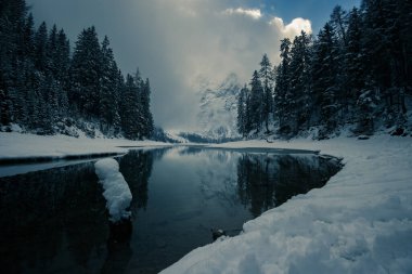 Kar ve güneş aynı gün Braies Gölü 'nde, Trentino Alto-Adige, İtalya
