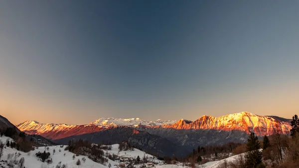 冬の寒い日にスロベニアとイタリアの間の山の中で日没 — ストック写真