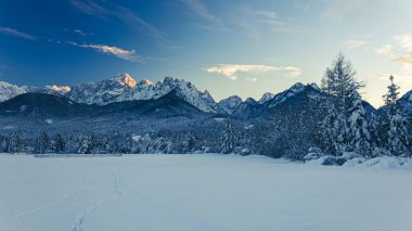 Tarvisio 'da dondurucu kış günbatımı, Friuli Venezia Giulia, İtalya