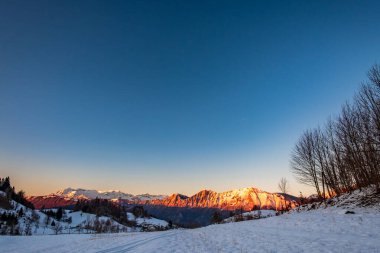 Slovenya ile İtalya arasındaki dağlarda gün batımında dondurucu bir kış günü