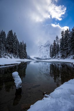 Kar ve güneş aynı gün Braies Gölü 'nde, Trentino Alto-Adige, İtalya