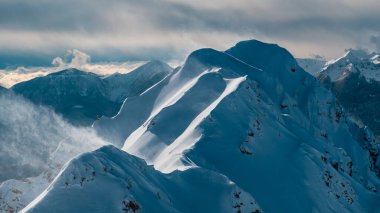Zoncolan Dağı 'nda, büyük bir kar yağışı sonrası Carnic Alpleri. Udine ili, Friuli-Venezia Giulia bölgesi, İtalya