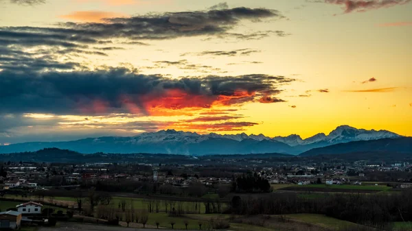 Güneş Bulutların Ardında Udine Friuli Venezia Giulia Talya Kırsalında Ilerliyor — Stok fotoğraf