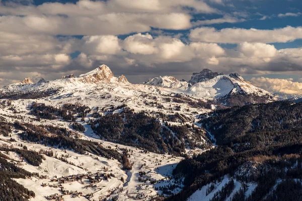 Sol Põe Vale Alpino Itália Durante Inverno Nevado — Fotografia de Stock