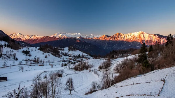 Solnedgång Bergen Mellan Slovenien Och Italien Kall Vinterdag — Stockfoto