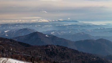 Matajur Dağı, İtalya, güneşli bir kış gününde