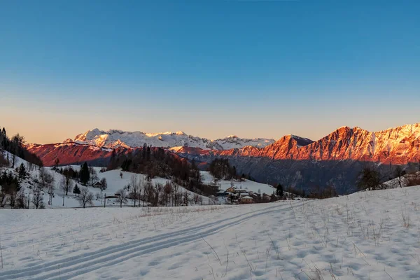 Ηλιοβασίλεμα Στα Βουνά Μεταξύ Σλοβενίας Και Ιταλίας Μια Παγωμένη Χειμωνιάτικη — Φωτογραφία Αρχείου