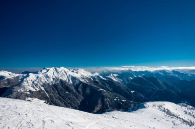 Büyük bir kar yağışı sonrası alaycı alpler. Udine ili, Friuli-Venezia Giulia bölgesi, İtalya
