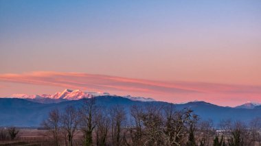 Güneş Friuli Venezia-Giulia üzüm bağlarından batıyor.