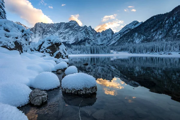 Puesta Sol Helada Invierno Los Lagos Fusine Friuli Venezia Giulia —  Fotos de Stock