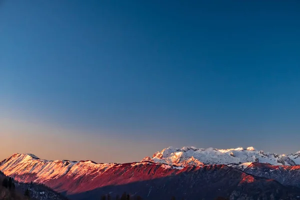 Auringonlasku Vuorilla Slovenian Italian Välillä Jäädyttävänä Talvipäivänä — kuvapankkivalokuva