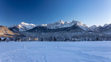 Tarvisio 'da dondurucu kış günbatımı, Friuli Venezia Giulia, İtalya