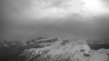 İtalyan Alplerinde kar taşıyan bulutlar