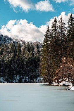 İtalyan Alplerinde Mangart Dağı 'nın önünde gün batımı
