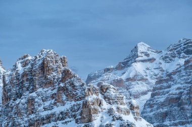 İtalyan Alplerinde kar taşıyan bulutlar