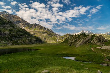 Rutor grubunun dağlarında yaz yürüyüşü günü, La Thuile