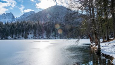 İtalyan Alplerinde Mangart Dağı 'nın önünde gün batımı