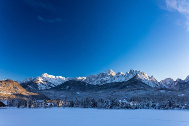 Tarvisio 'da dondurucu kış günbatımı, Friuli Venezia Giulia, İtalya