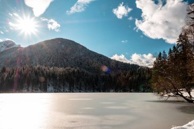İtalyan Alplerinde Mangart Dağı 'nın önünde gün batımı