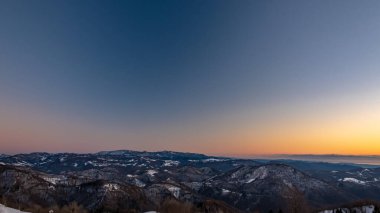 Slovenya ile İtalya arasındaki tepelerde gün batımı dondurucu bir kış günü
