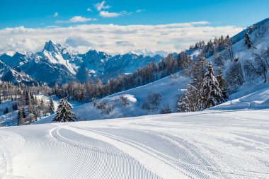 Zoncolan Dağı 'nda, büyük bir kar yağışı sonrası Carnic Alpleri. Udine ili, Friuli-Venezia Giulia bölgesi, İtalya