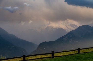 Yaz günbatımında Valle d 'Aosta dağlarında bir fırtına yaklaşıyor.