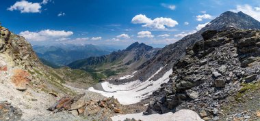Rutor grubunun dağlarında yaz yürüyüşü günü, La Thuile