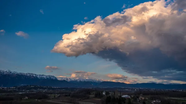 Solen Går Bakom Molnen Över Landskapet Udine Friuli Venezia Giulia — Stockfoto