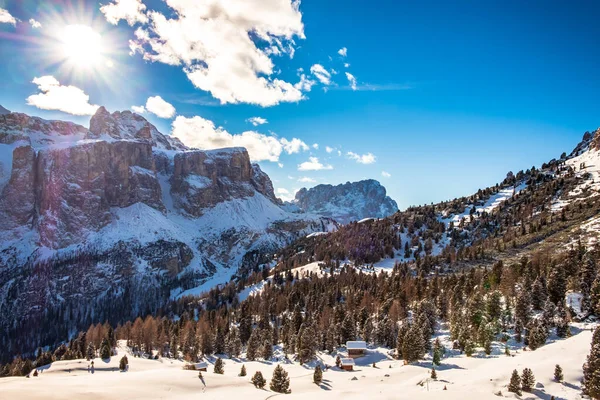 太陽は雪の多い冬にイタリアの高山の谷を下る — ストック写真