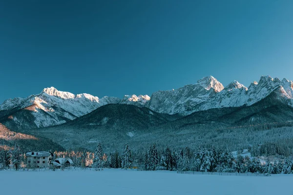 霜の多い冬の日没でTarvisio Friuli Venezia Giula Italy — ストック写真