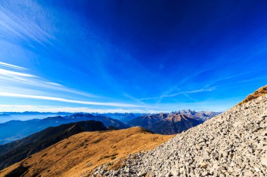 Renkli bir sonbahar döneminde, kırsal alplerde güneşli bir gün.