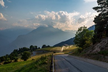 Valle d 'Aosta dağlarındaki bulutlar arasında yaz günbatımı