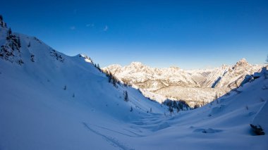 Büyük bir kar yağışı sonrası alaycı alpler. Udine ili, Friuli-Venezia Giulia bölgesi, İtalya