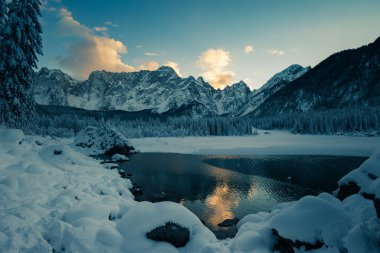 Fusine, Friuli Venezia Giulia, İtalya göllerinde dondurucu kış günbatımı