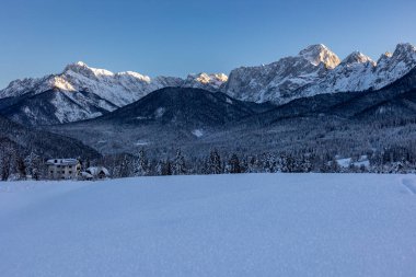 Tarvisio 'da dondurucu kış günbatımı, Friuli Venezia Giulia, İtalya